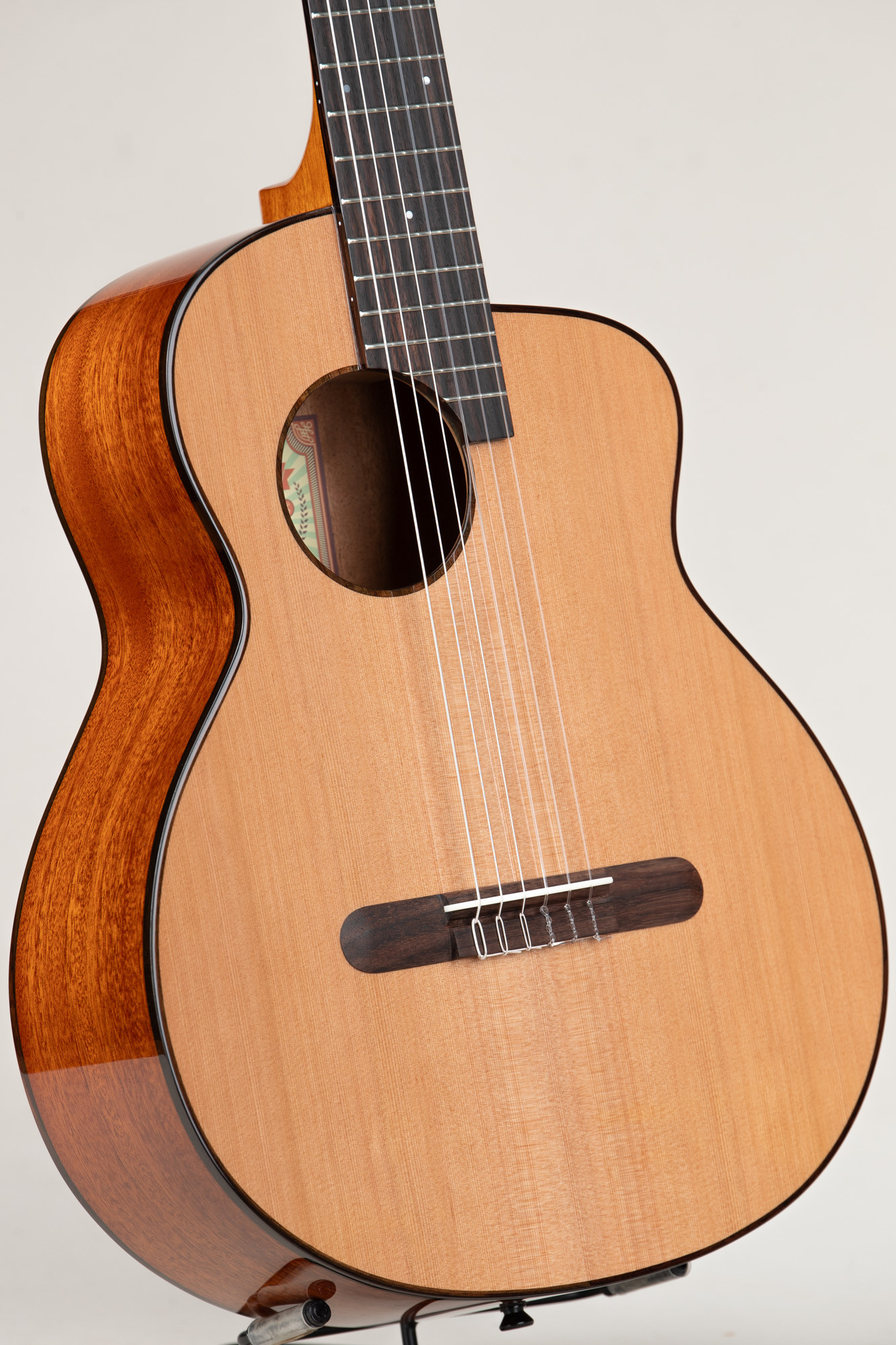 aNueNue Solid Cedar Mahogany Nylon Travel Guitar (MN14 1596)
