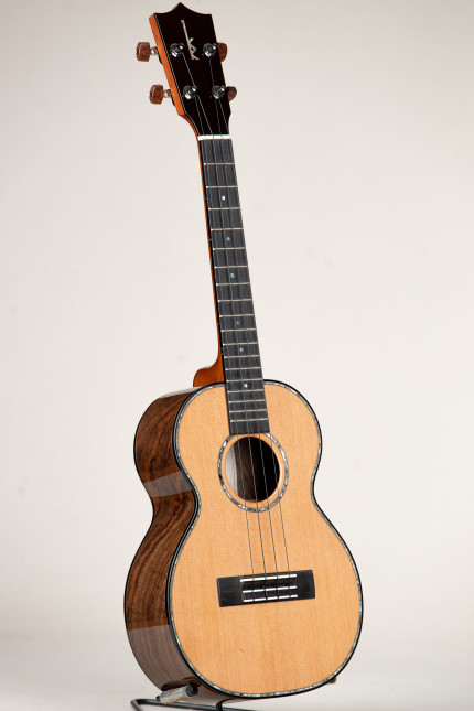 Kamaka Cedar Top Walnut Deluxe Tenor (HF-3 D2CW 240226)